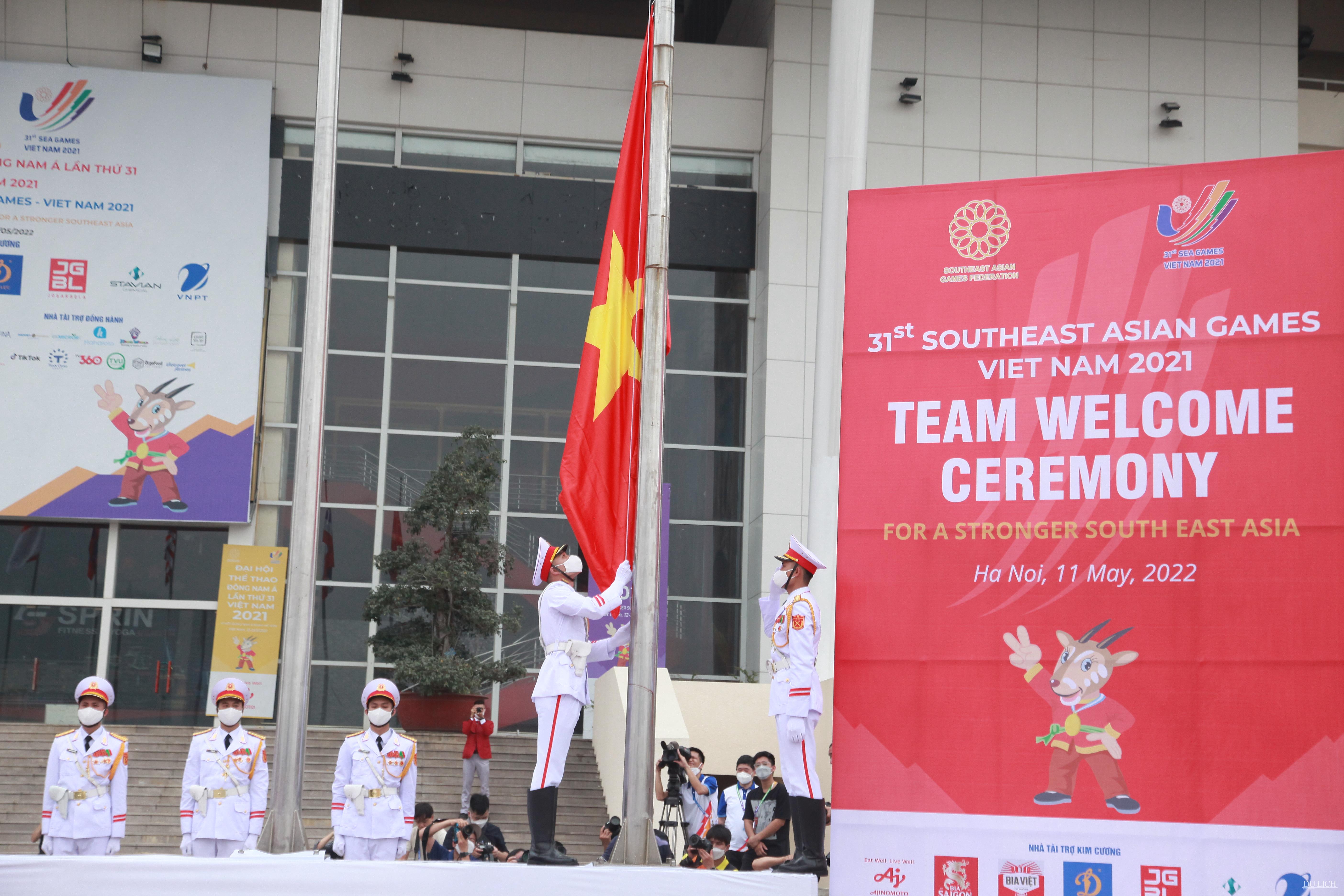 Nghi thức kéo cờ Việt Nam tại Lễ thượng cờ